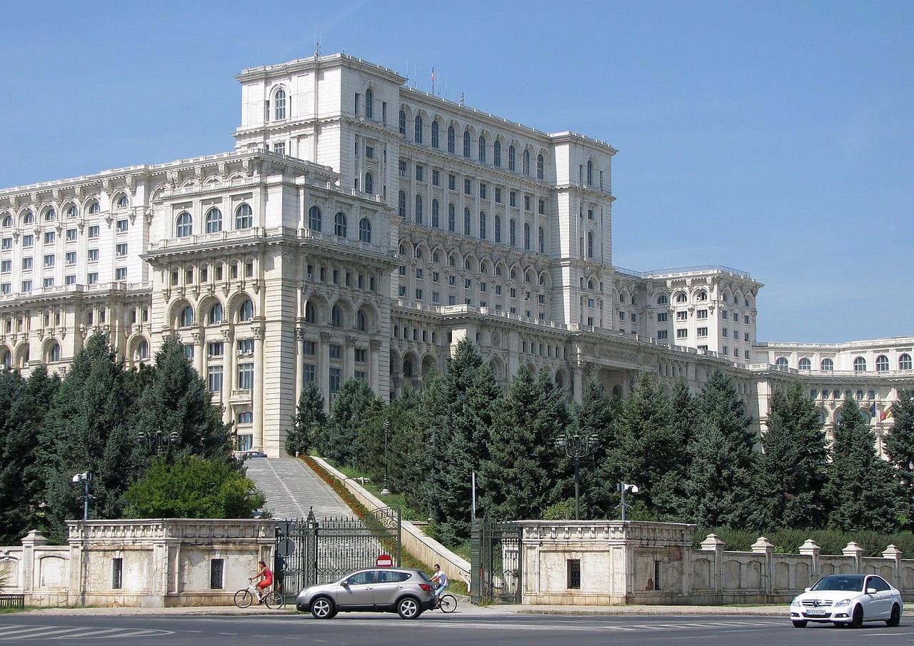 Ce alegi pentru o inchiriere in Bucuresti - Masina hibrida sau cu combustie clasica?