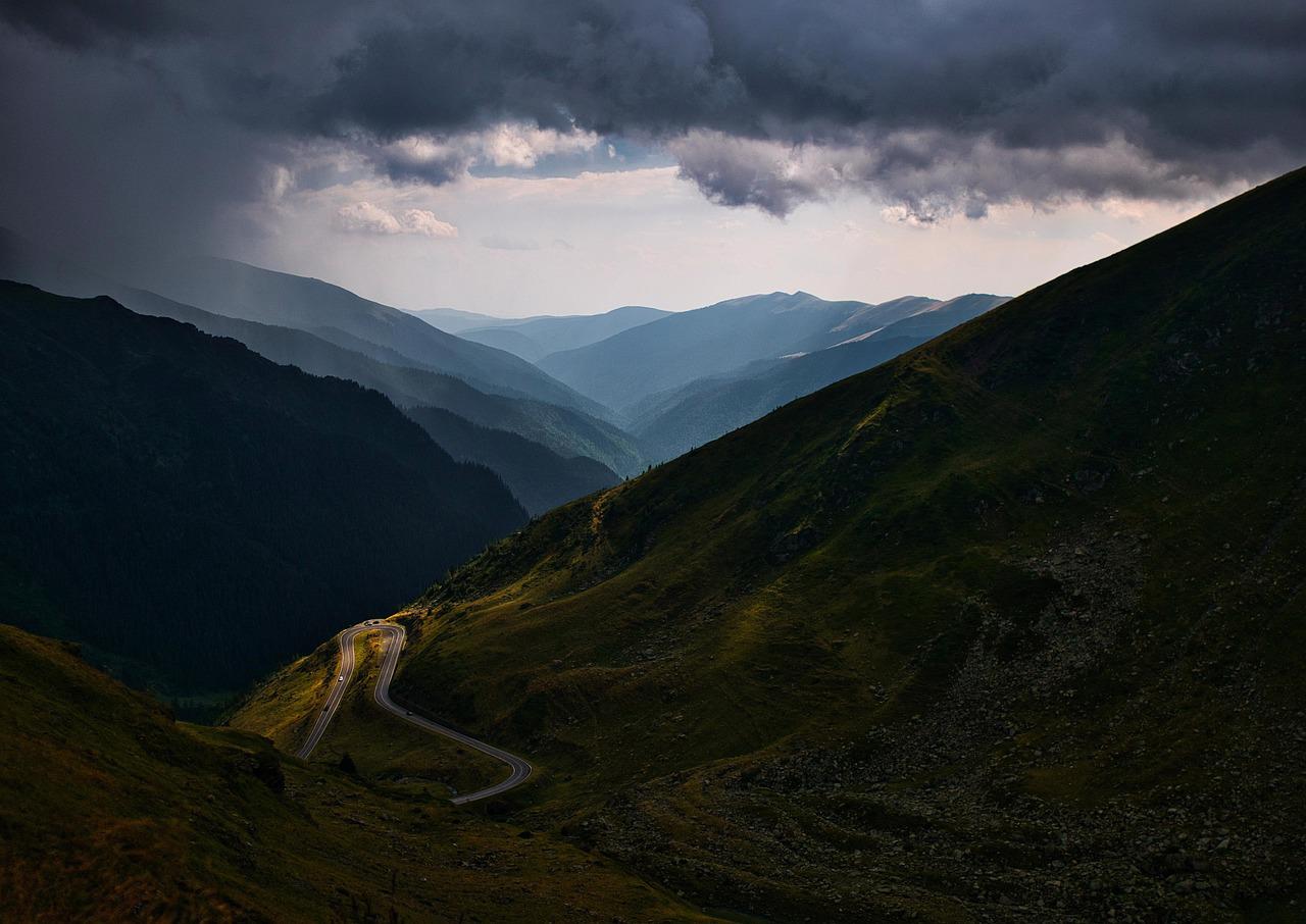 Ce masini de inchiriat sunt recomandate pentru cei care aterizeaza in Bucuresti si vor sa viziteze obiectivele turistice din Romania